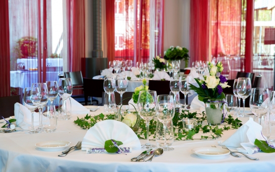 festlich dekorierter Tisch für ein Hochzeitsfest